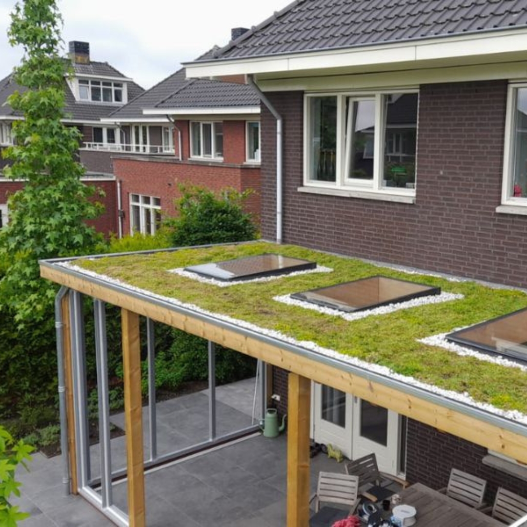 dichte houten overkapping aan huis